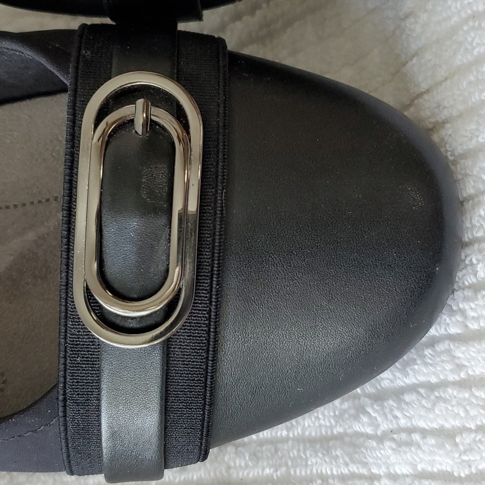 Bare Traps Memory Foam Size 10 Wide Flats - image 2